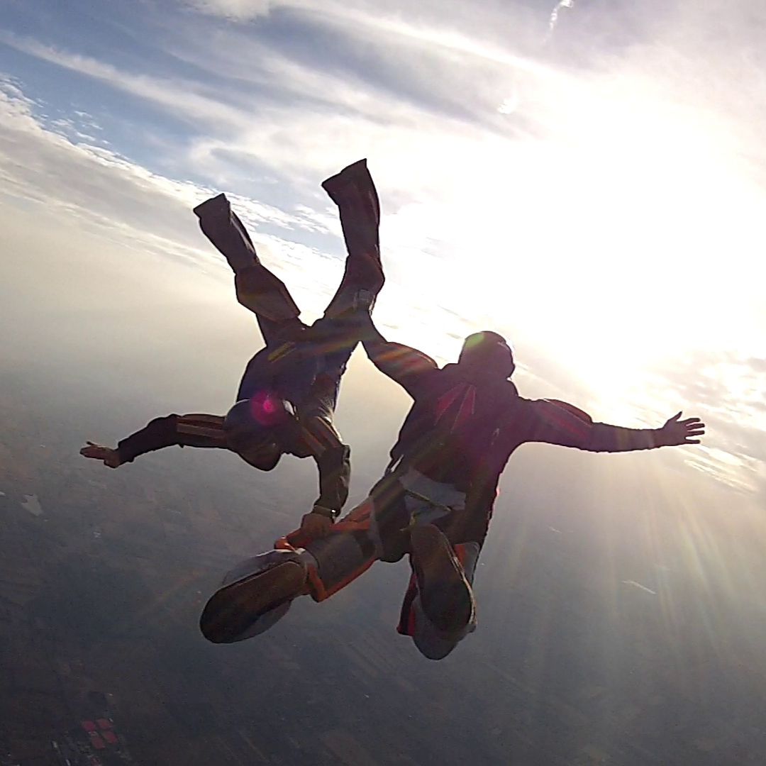 To personer i frit fald som symbol på forelskelsens intensitet og rus.