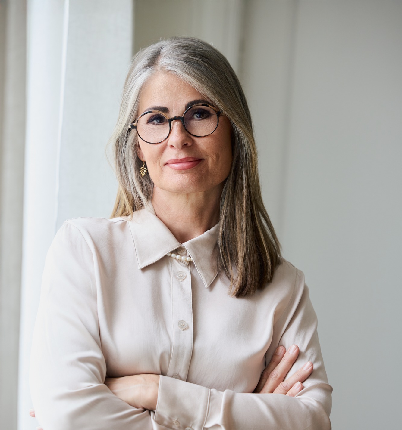 Portræt af parterapeut i rolige omgivelser, der skaber en tryg ramme efter utroskab.