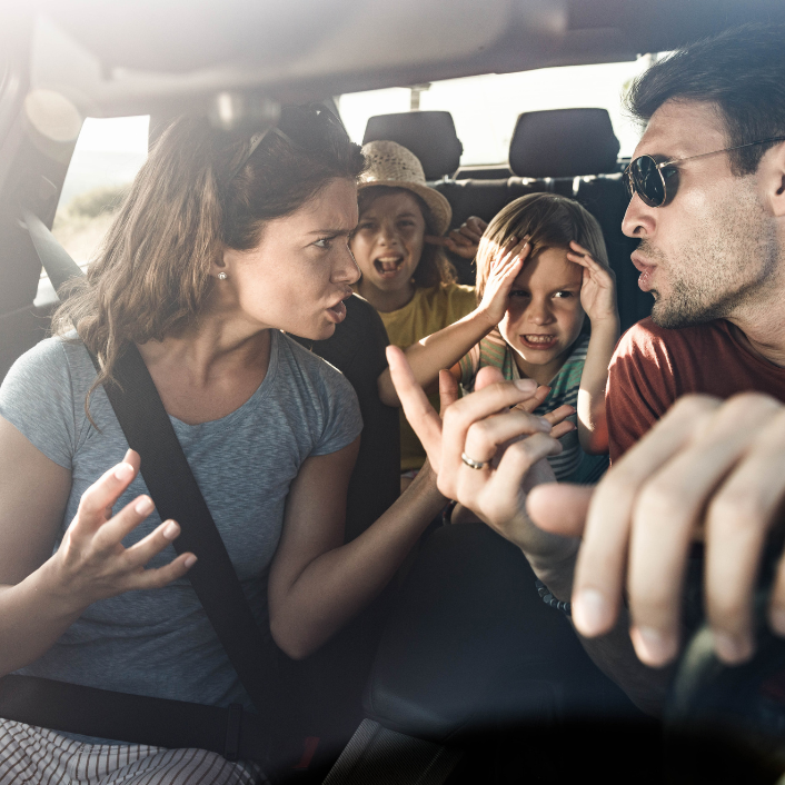 Foto af par i konflikt i bilen, hvor spændinger påvirker både relationen og omgivelserne.
