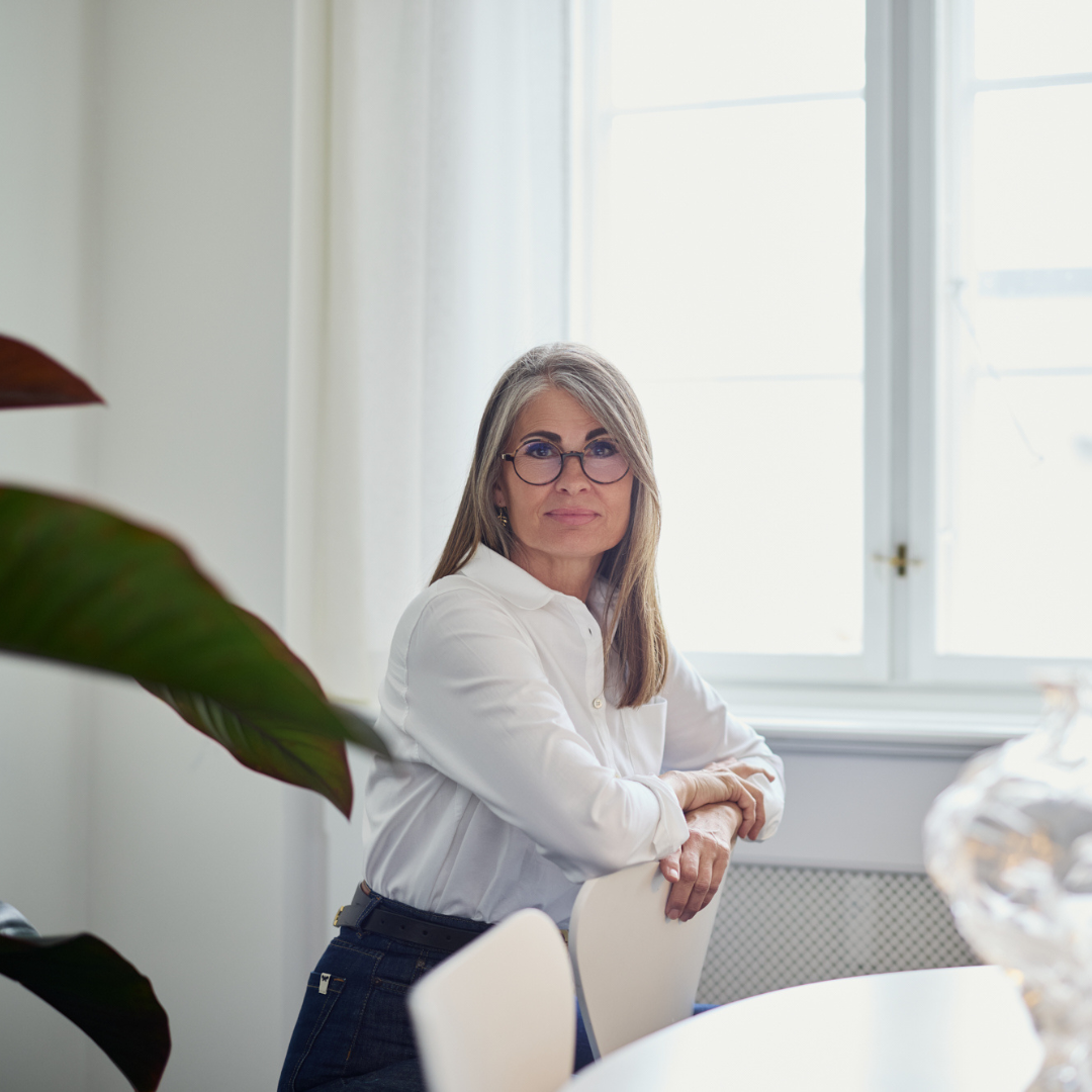 Foto af terapeut i samtalerum, der understøtter et fagligt blik på parterapi og effekt.